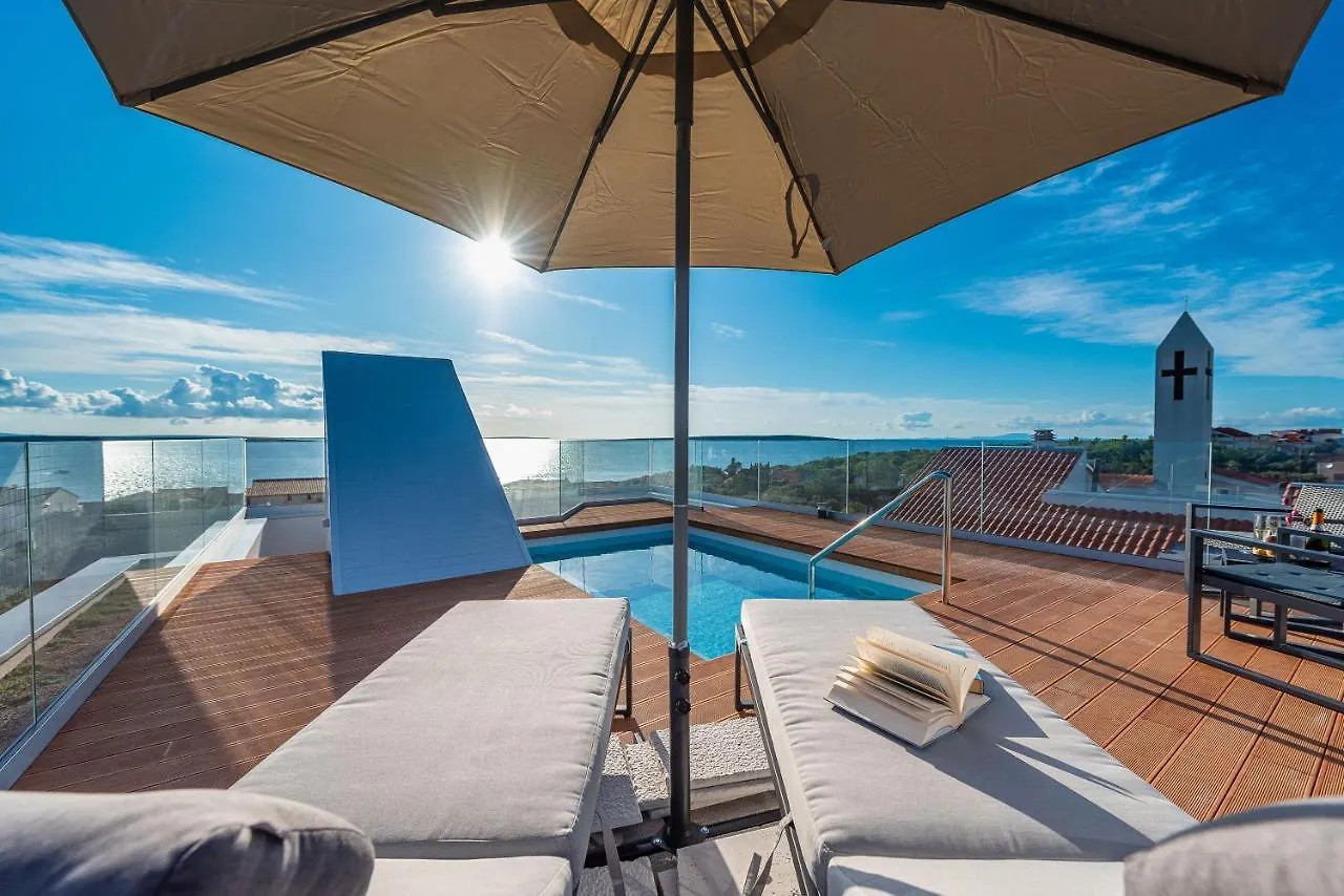 Casa de Férias Bekina, Stylish Rooftop Pool Apartment Mandre