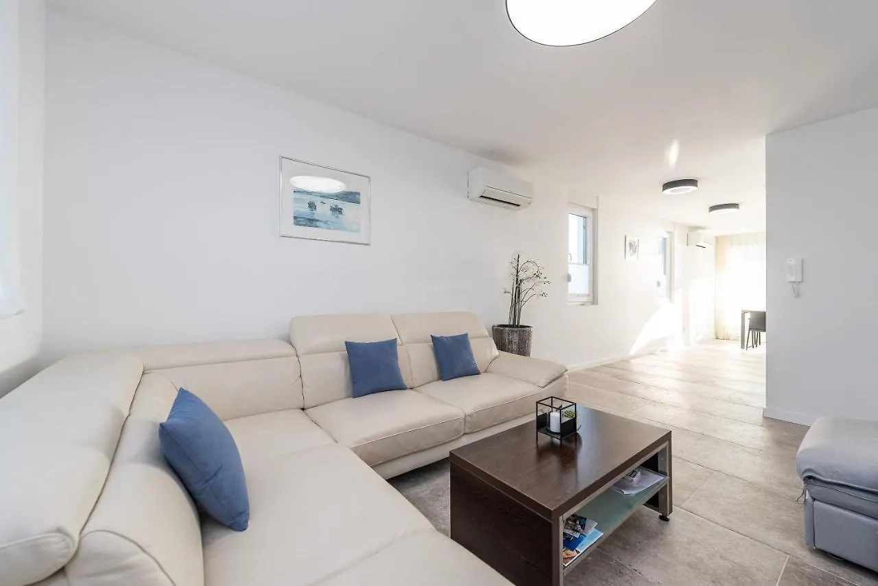 Bekina, Stylish Rooftop Pool Apartment Mandre