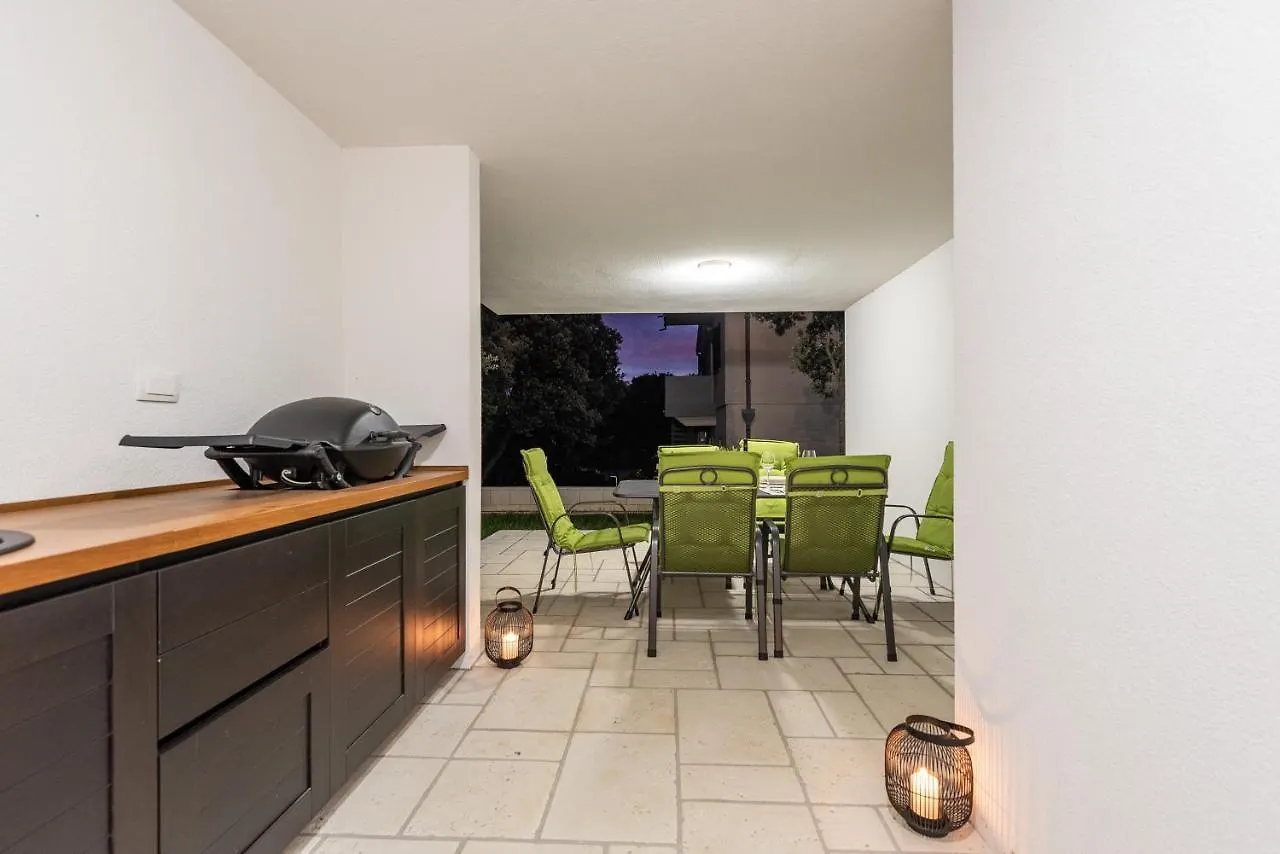 Casa de Férias Bekina, Stylish Rooftop Pool Apartment Mandre Croácia
