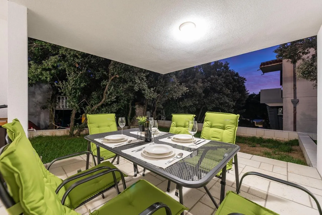 Bekina, Stylish Rooftop Pool Apartment Mandre