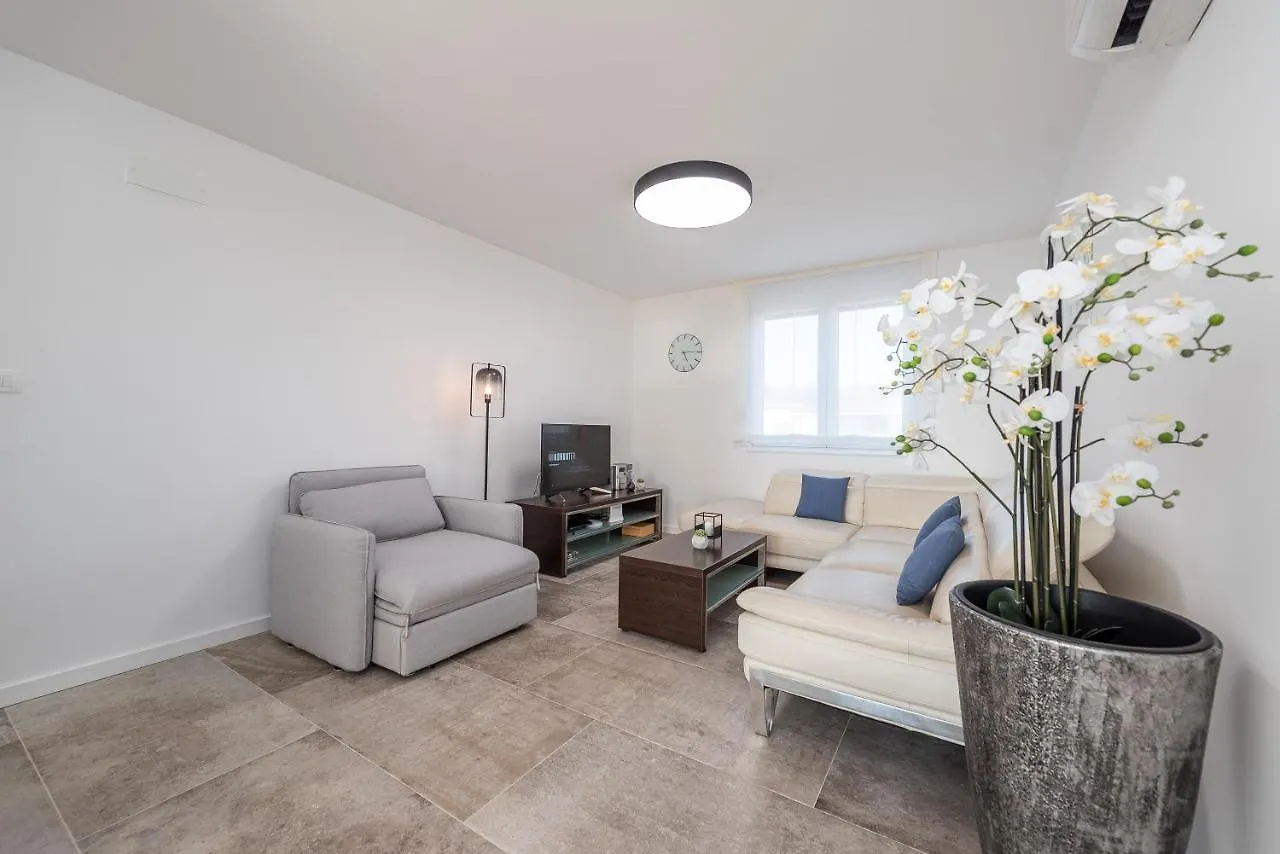 Bekina, Stylish Rooftop Pool Apartment Mandre