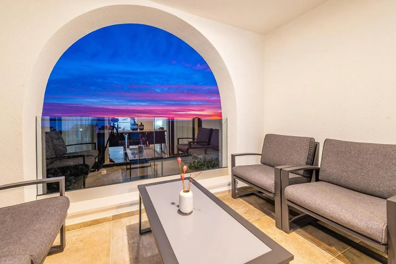 Casa de Férias Bekina, Stylish Rooftop Pool Apartment Mandre