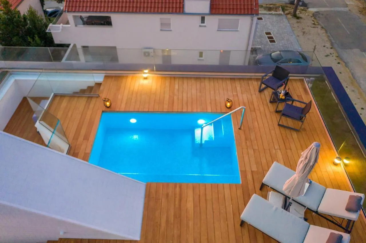 Casa de Férias Bekina, Stylish Rooftop Pool Apartment Mandre
