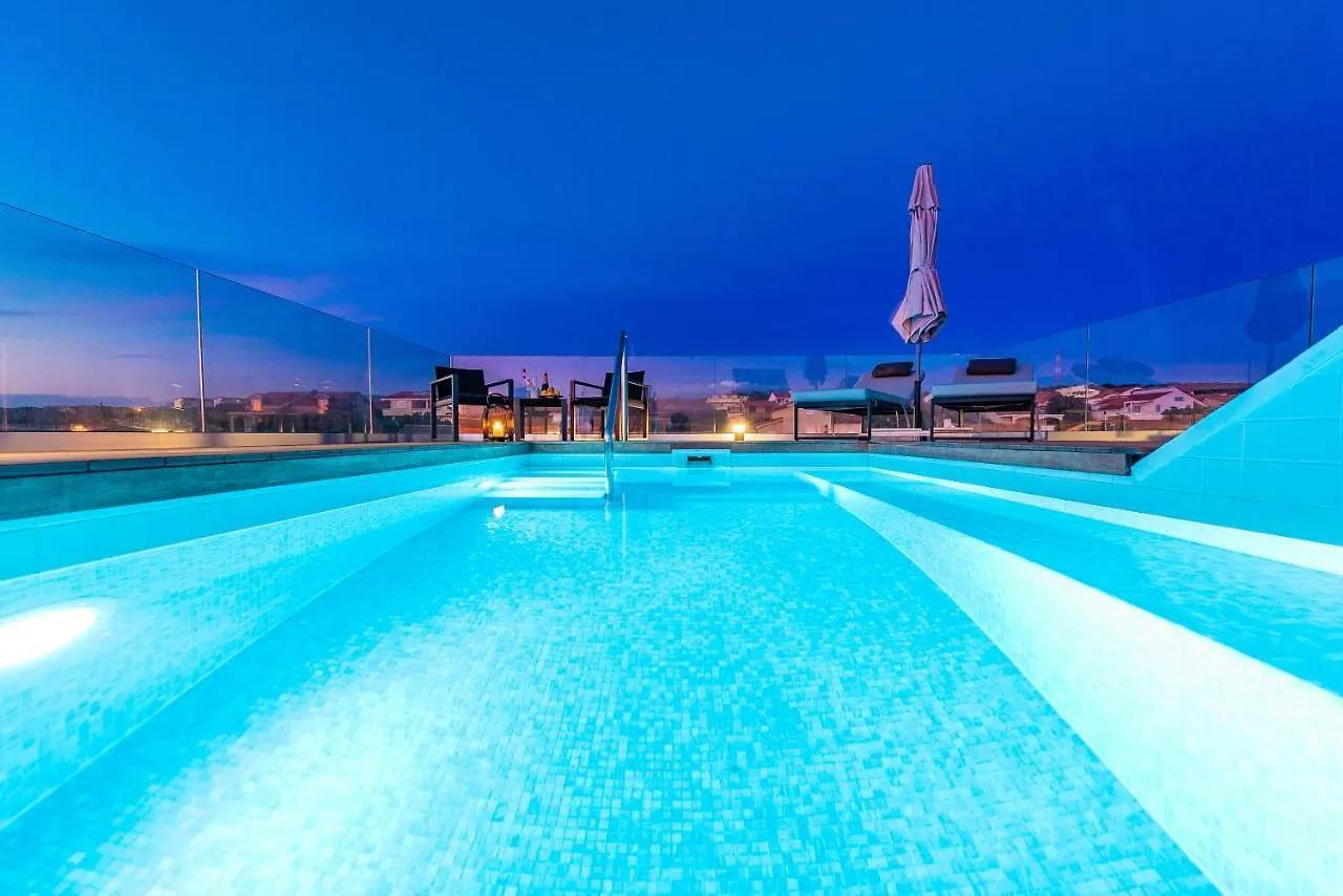 Casa de Férias Bekina, Stylish Rooftop Pool Apartment Mandre Croácia