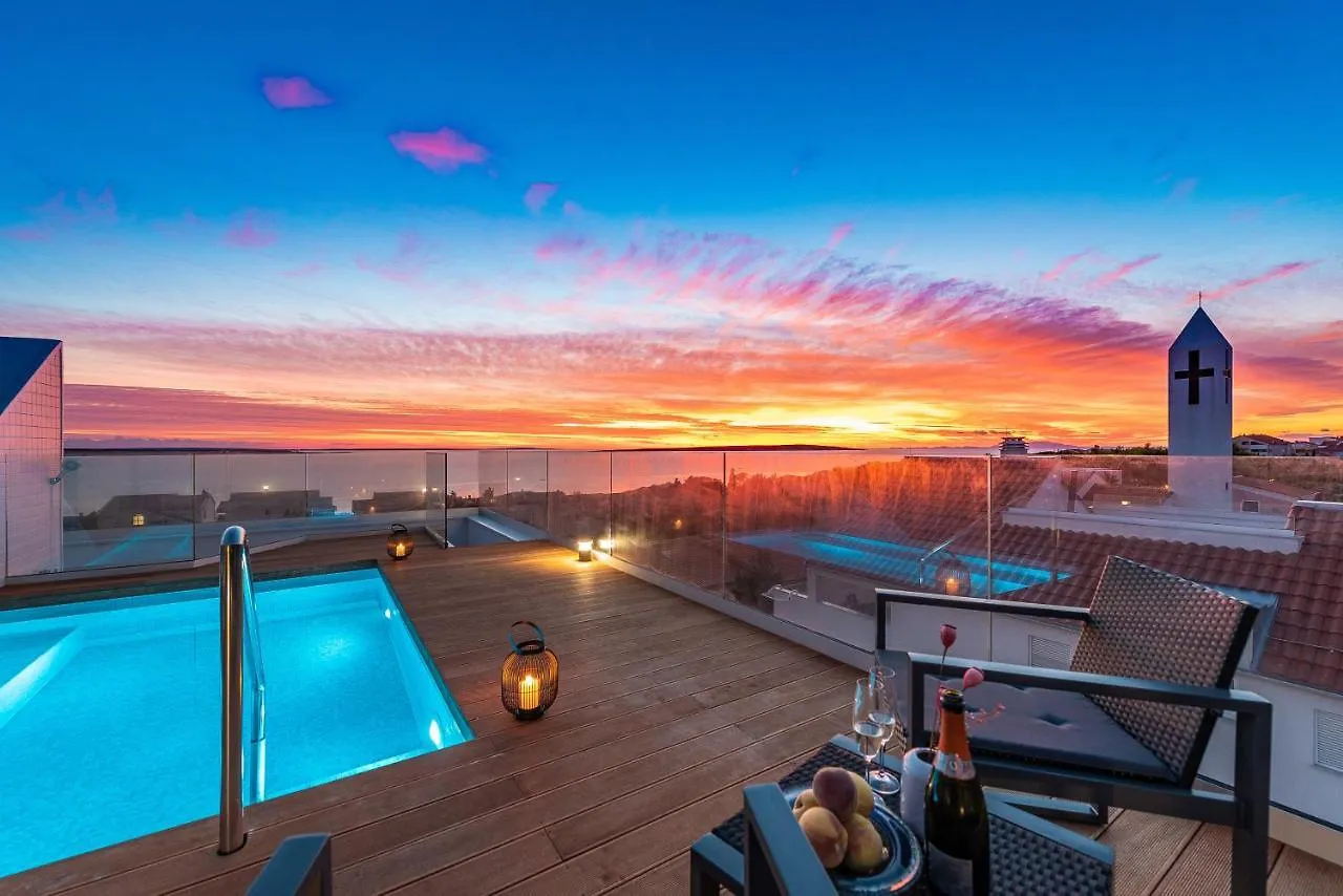 Bekina, Stylish Rooftop Pool Apartment Mandre