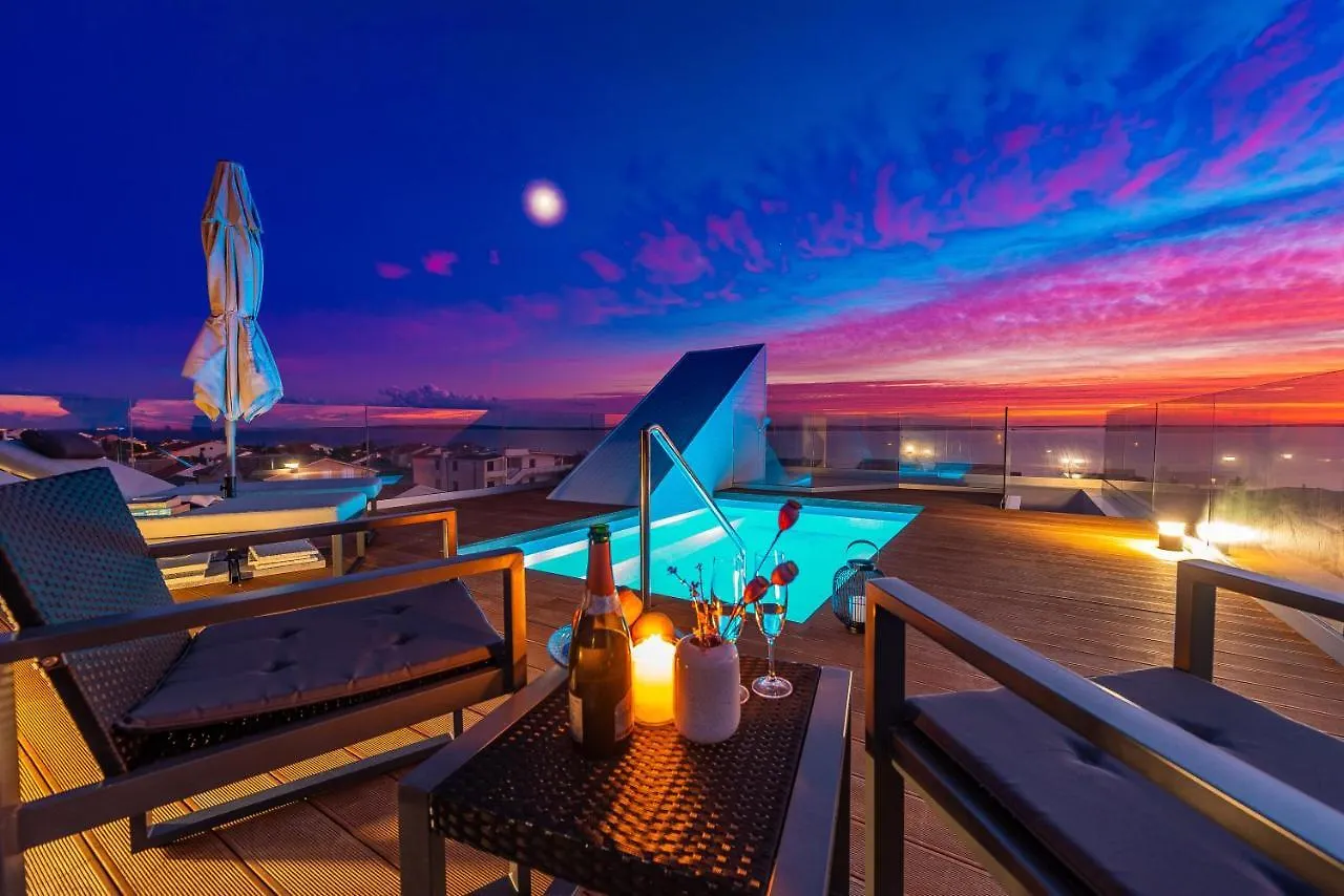 Bekina, Stylish Rooftop Pool Apartment Mandre